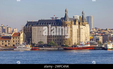 Istanbul, Türkei - 19. Oktober 2023: Renovierung des Fährhafens Haydarpasa im historischen Gebäude Kadikoy. Stockfoto