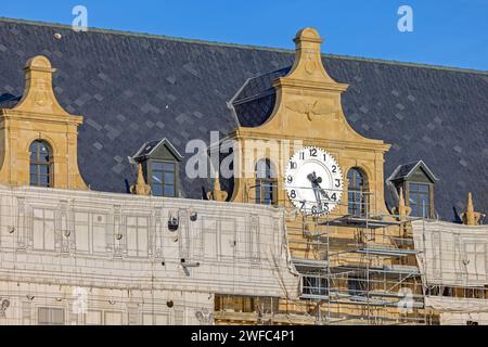 Istanbul, Türkei - 19. Oktober 2023: Renovierung der Haydarpasa-Uhr im historischen Gebäude Kadikoy. Stockfoto