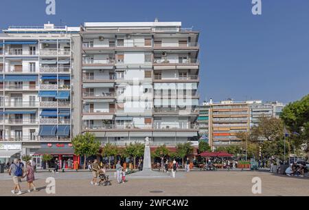 Thessaloniki, Griechenland - 22. Oktober 2023: Leute spazieren an der Nikis Avenue Promenade Waterfront sonniger Herbst Sonntagnachmittag in der Stadt. Stockfoto