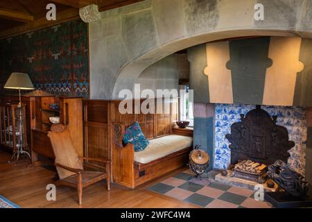 Großbritannien, Cumbria, Bowness on Windermere, Blackwell, Arts and Crafts House, Esszimmer, Kamin Stockfoto