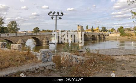 Edirne, Türkei - 17. Oktober 2023: Historische Tunca-Brücke Des Osmanischen Reiches Über Den Tundza-Fluss Im Herbst. Stockfoto