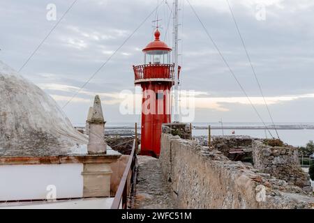 Figueira da Foz, Portugal - 25. Oktober 2020: Architekturdetails des Leuchtturms auf dem Fort Santa Catarina (Forte de Santa Catarina) in der Abenddämmerung, in t Stockfoto