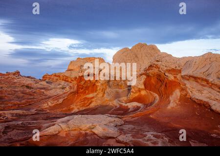Erstes Licht auf die rot-weißen Felsen der White Pocket Recreation Area im Vermilion Cliffs National Monument, Arizona. Stockfoto