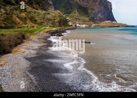 Idyllischer Blick auf den Strand von Maiata auf der Insel Madeira, Portugal Stockfoto