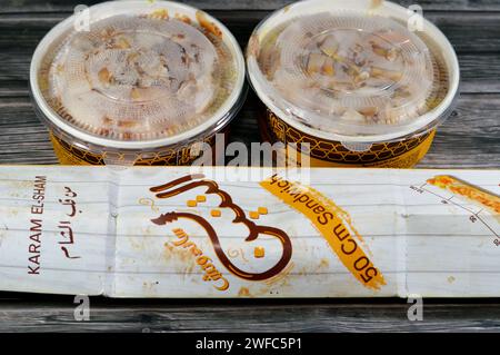Kairo, Ägypten, 22. Januar 2024: Karam El Sham Dragon Long 50 cm syrische Huhn Shawerma oder Shawarma Tortilla Wrap und Huhn Shawarma mit gelben Bas Stockfoto