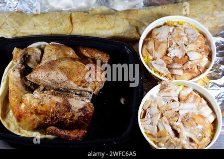 Kairo, Ägypten, 22. Januar 2024: Karam El Sham syrische Gerichte von gegrilltem Hühnchen, langsamen Drachen syrischem Hühnchen Shawerma oder Shawarma Tortilla Wrap A Stockfoto