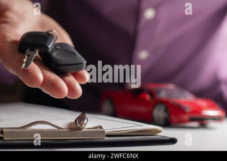 Geschäftskonzept, Auto Versicherung, verkaufen, Auto kaufen, Auto Finanzierung, Auto-Taste für den Kaufvertrag. Neue carowners sind die Schlüssel von männlichen salespe Stockfoto