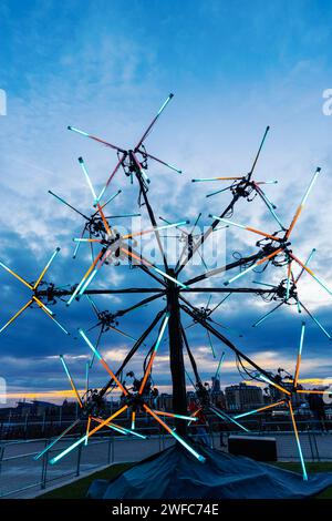 „Neuron“ von Juan Fuentes bei Canary Wharf Winter Lights 2024, London, Großbritannien Stockfoto