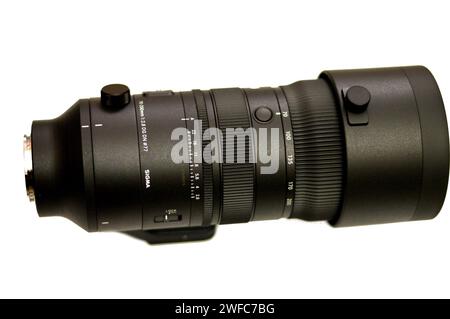 Kairo, Ägypten, 25. Januar 2024: Das neue Sigma 70-200mm f: 2,8 DG DN OS Sportobjektiv (Sony E-Mount), große F2,8-Blende für stabile und hohe Beschreibungen Stockfoto