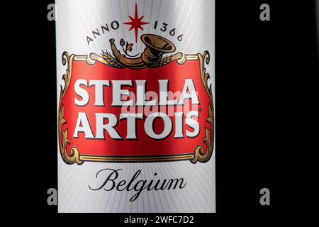 Ukraine. Dnipro. 20. märz 2023: Dose Stella Artois Bier auf Bierfass mit dunklem Hintergrund Stockfoto