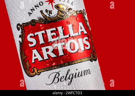 Ukraine. Dnipro. 20. märz 2023: Stella Artois Bierdose mit Kondenswassertröpfchen auf rotem Hintergrund. Stockfoto