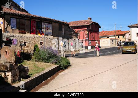 Agés, peregrinos en el Camino de Santiago. Arlanzón Gemeinde, Provinz Burgos, Castilla y Leon, Spanien. Stockfoto