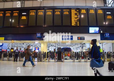 London, Großbritannien. 30. Januar 2024. Passagiere gehen an Infotafeln an der Waterloo Station vorbei und kündigen Streiks an, während die zugfahrergewerkschaft ASLEF ihren jüngsten Streik über die Bezahlung beginnt. Quelle: Vuk Valcic/Alamy Live News Stockfoto