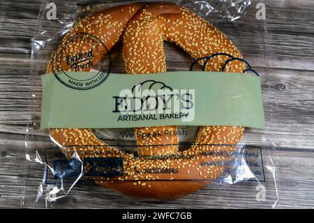 Kairo, Ägypten, 25. Januar 2024: Eddy's handwerkliche Bäckerei Simit, Rosquilla, ein kreisförmiges Brot, das typischerweise mit Sesamsamen verkrustet ist Stockfoto