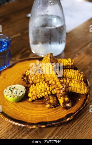 Vegane Maisrippchen im Somers Town Coffee House Pub, London, England Stockfoto