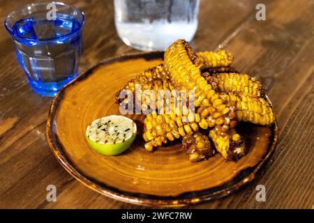 Vegane Maisrippchen im Somers Town Coffee House Pub, London, England Stockfoto