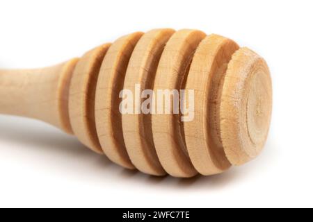 Hölzerner Honiglöffel isoliert auf weißem Hintergrund, Stockfoto