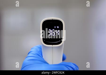 Berührungsloses Infrarot-Thermometer, ein Thermometer, das die Temperatur von einem Teil der Wärmestrahlung ableitet, manchmal auch Schwarzkörperstrahlung genannt Stockfoto