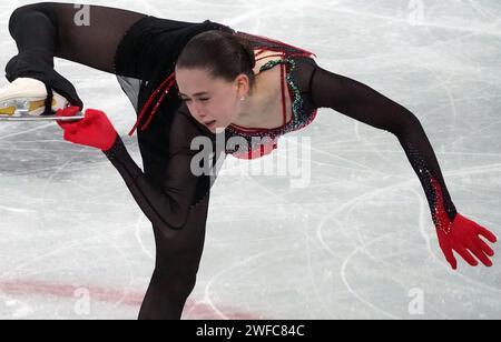 Dateifoto vom 7. Februar 2022 zeigt die ROC-Athletin Kamila Valieva, die während des Freilauf-Events der Mannschaftsfiguren bei den Olympischen Winterspielen 2022 im Capital Indoor Stadium auftritt. Peking, China, die russische Skaterin Kamila Valieva, die erst 15 Jahre alt war, als sie sich bei den Olympischen Winterspielen 2022 im Herzen eines Dopingskandals befand, ist seit vier Jahren verboten. Das Urteil bedeutet, dass Russland sicher sein Mannschaftsgold von den Spielen genommen wird, und die Internationale Eislaufunion erwartet, dass sie am Dienstag offiziell ankündigen wird, dass die Medaille an die U gehen wird Stockfoto