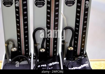 Kairo, Ägypten, 20. Januar 2024: Riester Blutdruckmessgerät misst Quecksilber-Sphygmomanometer, mit aufblasbarer Manschette, um zusammenzubrechen und dann das AR freizugeben Stockfoto
