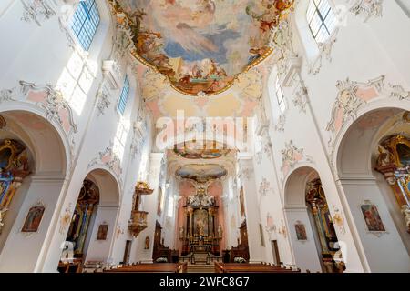 Das Hauptaltarbild zeigt das Königspaar Henrik II. Und Kunigunde, das Maria den neuen Dom präsentiert. Arlesheim, Schweiz. Die Römische Katze Stockfoto