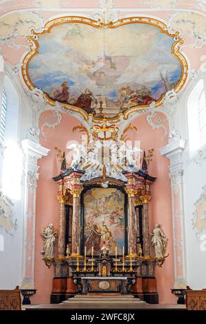 Das Hauptaltarbild zeigt das Königspaar Henrik II. Und Kunigunde, das Maria den neuen Dom präsentiert. Arlesheim, Schweiz. Die Römische Katze Stockfoto