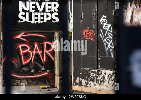 Belgrad, Serbien - 22. Januar 2024: Graffiti-Schild an der Ecke der Stadtpassage, das einen Weg zur Tauchbar im Keller zeigt, die nie schläft Stockfoto