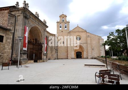 Kloster San Juan de Ortega, 12. Jahrhundert. Barrios de Colina, Provinz Burgos, Castilla y Leon, Spanien. Stockfoto