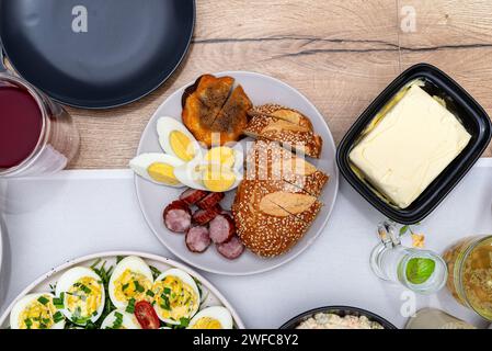 Traditionelle Gerichte aus Polen zum Osterfrühstück, sichtbares Brot und Butter von oben. Stockfoto