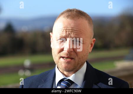 Jamie Bryson, ein loyalistischer Aktivist und lautstarker Gegner des Regierungsabkommens, spricht vor den Parlamentsgebäuden in Stormont, Belfast, vor den Medien, da die Machtteilung in Nordirland zurückkehren wird, nachdem die Exekutive der DUP ein Regierungsabkommen unterstützt hat, das darauf abzielt, ihre Bedenken über Handelsschranken nach dem Brexit auszuräumen. Bilddatum: Dienstag, 30. Januar 2024. Stockfoto