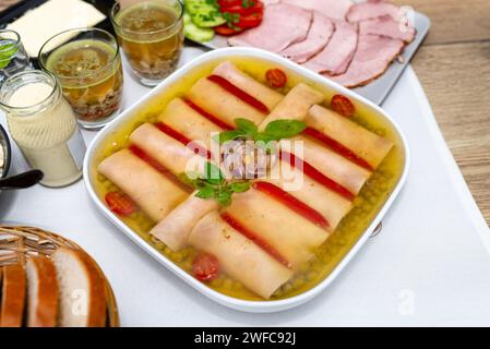 Traditionelle Gerichte aus Polen zum Osterfrühstück, sichtbarer Schinken in Gelee. Stockfoto