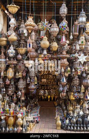 Nordafrika Marokko Marrakesch Marrakesch marokkanische Medina Souk Ausstellung von Souvenir farbenfrohe Metalllampe Lampen Laternen zum Verkauf auf dem Markt Stockfoto