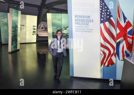 Nürnberg, Deutschland. 30. Januar 2024. Alexander Korb, neuer Direktor des Memoriums Nürnberg Trials, steht in der Ausstellung des Memoriums Nürnberg Trials. Korb übernimmt ab dem 1. Juni 2024 die Verwaltung des Denkmals. Die Ausstellung befasst sich mit dem „Hauptprozess gegen Kriegsverbrechen“ des Internationalen Militärgerichtshofs gegen führende Vertreter des nationalsozialistischen Regimes. Darlegung: Daniel Löb/dpa/Alamy Live News Stockfoto