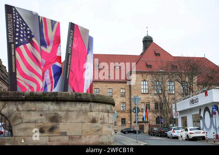 Nürnberg, Deutschland. 30. Januar 2024. Diebstahl der Gedenkstätte Nürnberger Prozesse stehen vor dem Nürnberger Justizgebäude. Der „Hauptprozess gegen Kriegsverbrechen“ des Internationalen Militärgerichts gegen führende Vertreter des nationalsozialistischen Regimes fand vom 20. November 1945 bis 1. Oktober 1946 in Halle 600 des Justizgebäudes statt. Darlegung: Daniel Löb/dpa/Alamy Live News Stockfoto