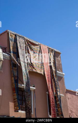 Nordafrika Marokko Marrakesch Marrakesch Medina Altstadt mit traditionellen marokkanischen Teppichen Marktplatz auf den Souk Märkten Stockfoto