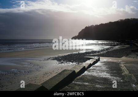 Der Strand von Shanklin, Isle of Wight, mit Blick in die Sonne an einem Winternachmittag Stockfoto