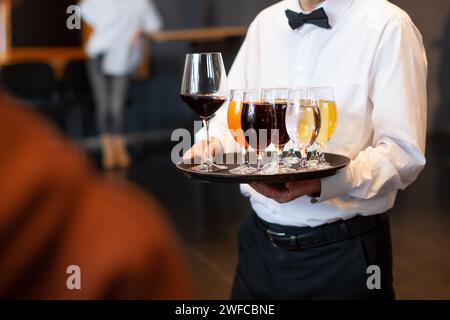 Der Kellner serviert Getränke auf einer Gala-Party Stockfoto
