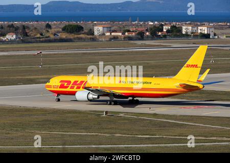 26. Januar 2024, Marseille, Frankreich: Eine Boeing 767-323 von DHL Airlines wurde beim Verlassen des Flughafens Marseille Provence gesehen. Dieses Flugzeug, das in ein Frachtflugzeug umgebaut wurde, kann bis zu 50 Tonnen Ladung transportieren, die von der Struktur für eine Reichweite von ca. 3000 Meilen autorisiert ist (Credit Image: © Denis Thaust/SOPA images via ZUMA Press Wire) NUR REDAKTIONELLE VERWENDUNG! Nicht für kommerzielle ZWECKE! Stockfoto