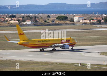 26. Januar 2024, Marseille, Frankreich: Eine Boeing 767-323 von DHL Airlines wurde beim Verlassen des Flughafens Marseille Provence gesehen. Dieses Flugzeug, das in ein Frachtflugzeug umgebaut wurde, kann bis zu 50 Tonnen Ladung transportieren, die von der Struktur für eine Reichweite von ca. 3000 Meilen autorisiert ist (Credit Image: © Denis Thaust/SOPA images via ZUMA Press Wire) NUR REDAKTIONELLE VERWENDUNG! Nicht für kommerzielle ZWECKE! Stockfoto