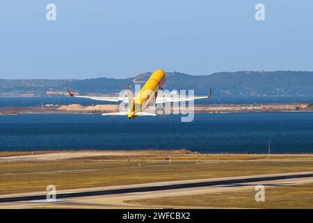 26. Januar 2024, Marseille, Frankreich: Eine Boeing 767-323 von DHL Airlines wurde beim Verlassen des Flughafens Marseille Provence gesehen. Dieses Flugzeug, das in ein Frachtflugzeug umgebaut wurde, kann bis zu 50 Tonnen Ladung transportieren, die von der Struktur für eine Reichweite von ca. 3000 Meilen autorisiert ist (Credit Image: © Denis Thaust/SOPA images via ZUMA Press Wire) NUR REDAKTIONELLE VERWENDUNG! Nicht für kommerzielle ZWECKE! Stockfoto