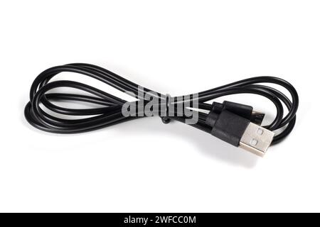 Nahaufnahme eines USB-Kabels mit Standard-A- und Micro-USB-Standard-B-Steckverbindern auf weißem Hintergrund. Schwarzes Kabel für die Datenübertragung zwischen devi Stockfoto