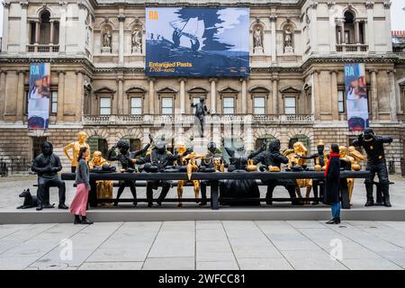 London, Großbritannien. 30. Januar 2024. Tavares Strachans neue Skulptur das erste Abendmahl, 2021-23, im Annenberg-Innenhof als Teil der neuen Ausstellung Verstrickte Pasten: 1768-Now: Art, Colonialism and Change, an der Royal Academy of Arts. Das erste Abendmahl repräsentiert das, was Strachan als utopisches Treffen beschreibt, das historisch bedeutende Persönlichkeiten des afrikanischen Kontinents und seiner Diasporas zusammenbringt, begleitet von einem Tylacin oder tasmanischen Tiger und einem Porträt des Künstlers. Die Ausstellung findet vom 3. Februar bis 28. April 2024 statt. Guy Bell/Alamy Live Stockfoto