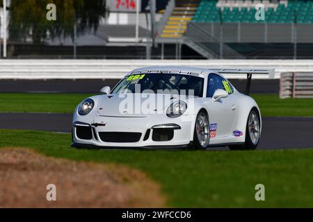 Kevin Bird, C Bird, Porsche 911-1 Cup, Motor Racing Legends, All-Comers Challenge, mit neuen GT3- und GT4-Fahrzeugen, einem 50-minütigen Rennen auf dem Silverst Stockfoto