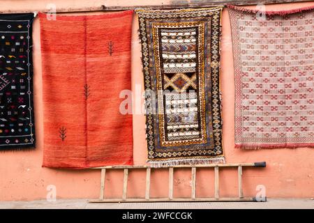 Nordafrika Marokko Marrakesch Marrakesch Medina Altstadt mit traditionellen marokkanischen Teppichen Marktplatz auf den Souk Märkten Stockfoto