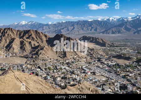 Blick auf die Stok Range, Leh und das Indus Valley, Leh, Ladakh, Indien Stockfoto