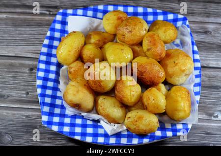 Gebratene Kartoffelbällchen, zuvor in heißem Wasser gekocht und dann in tiefem Speiseöl frittiert, Fast Food von Kartoffeln als Beilage oder Snack, serviert auf einem Teller Stockfoto