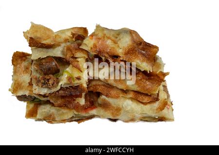 Im Ofen gebackener und in Stücke geschnittener Fleischkuchen aus dem Nahen Osten mit Fleischstücken, Hackfleisch, Tomaten, Paprika, Kräutern und Gewürzen Stockfoto