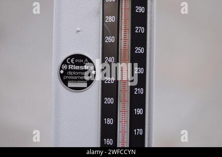 Kairo, Ägypten, 20. Januar 2024: Riester Blutdruckmessgerät misst Quecksilber-Sphygmomanometer, mit aufblasbarer Manschette, um zusammenzubrechen und dann das AR freizugeben Stockfoto