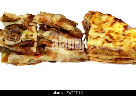 Hintergrund des mehrschichtigen gebackenen Pizzakuchens, besteht aus Schichten von Salami, Grillhähnchen, Käsemischung, Rindfleisch, Wurst, Mozzarella-Käse und Fleischsau Stockfoto