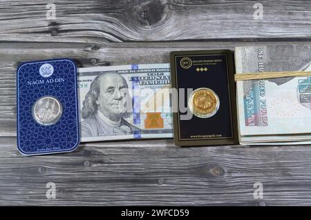 Kairo, Ägypten, 29. Januar 2024: Ägyptische Pfund, amerikanische Dollar Bargeld mit BTC Bullion Trading Center Gold Ägypten souveräne britische Goldmünze, Nagm Ad Stockfoto